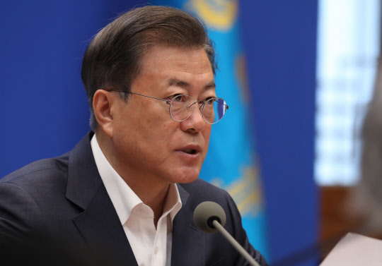 문재인 대통령이 22일 오전 청와대에서 열린 제5차 비상경제회의에서 고용안정대책을 발표하고 있다. <연합뉴스>